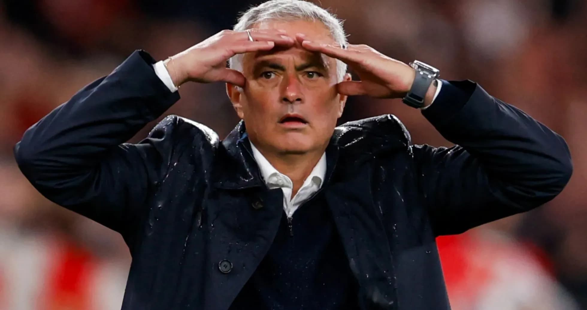 Entraîneur observant le match depuis la touche