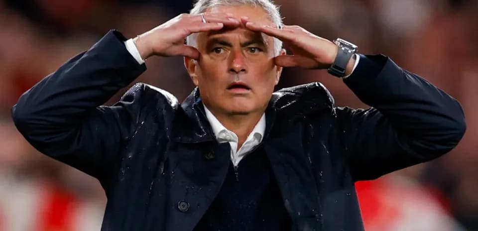 Entraîneur observant le match depuis la touche