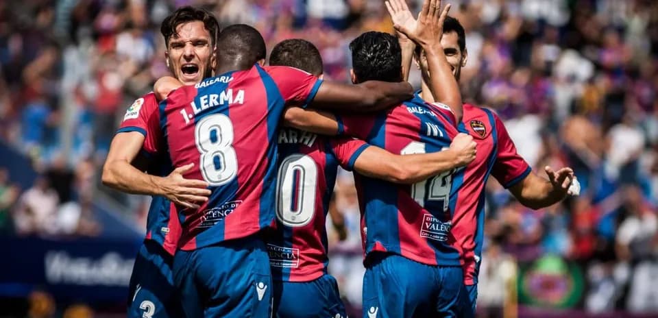 Joueurs de Levante célébrant un but