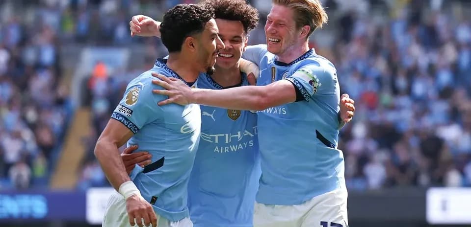 Trois joueurs de Manchester City célébrant un but