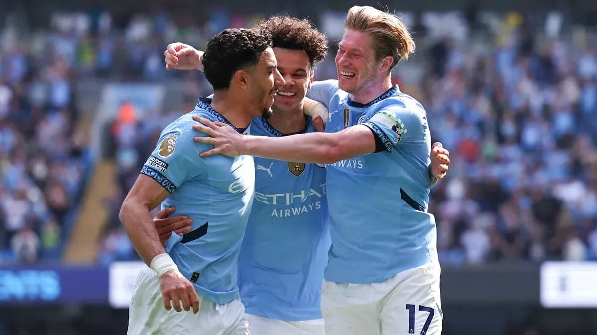 Trois joueurs de Manchester City célébrant un but