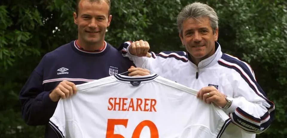 Deux hommes tenant un maillot avec le nom Shearer