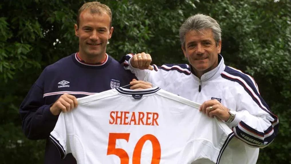 Deux hommes tenant un maillot avec le nom Shearer