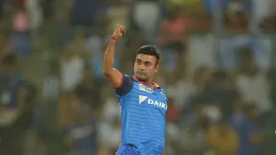 Joueur levant le poing après un wicket réussi