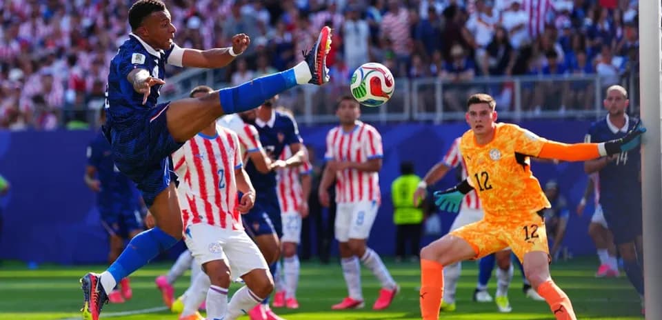 Kylian Mbappé tirant au but devant le gardien