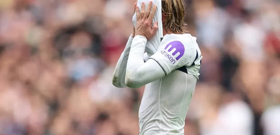 Joueur enlevé son maillot sur le terrain