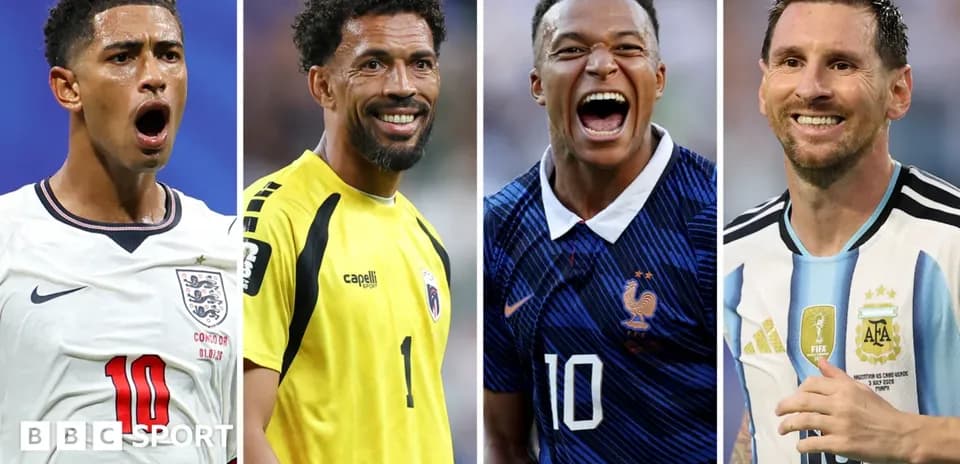 Quatre joueurs de football célébrant sur le terrain