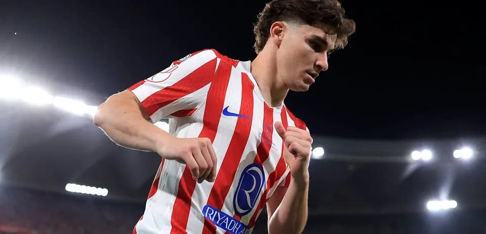 Joueur avec maillot rouge et blanc sur le terrain