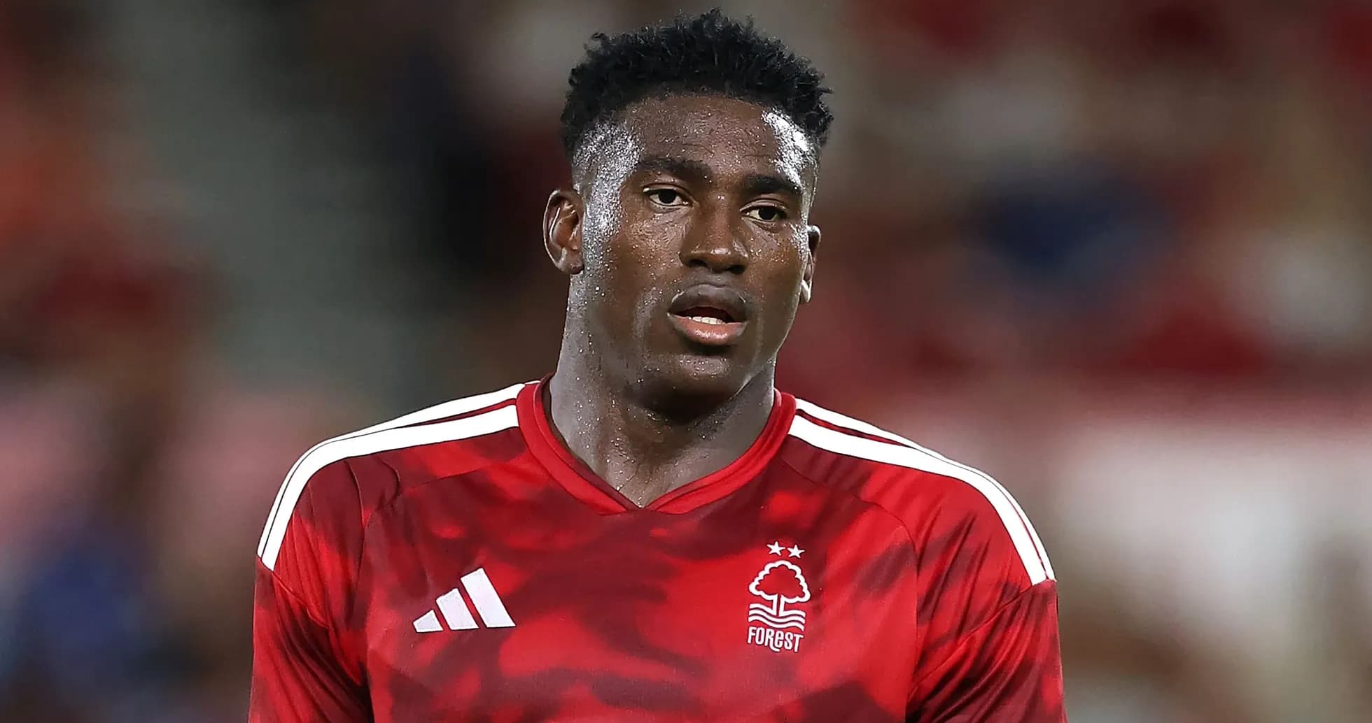 Joueur en maillot rouge de Nottingham Forest sur le terrain