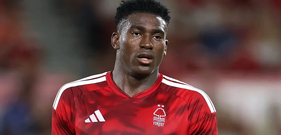 Joueur en maillot rouge de Nottingham Forest sur le terrain