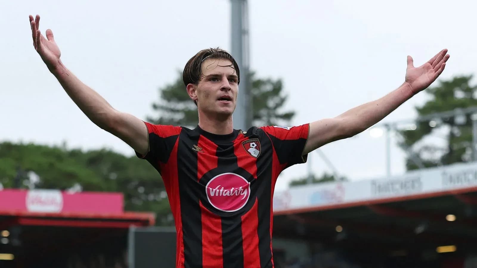 Joueur de Bournemouth levant les bras sur le terrain