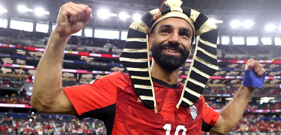 Joueur célébrant avec un chapeau de pharaon