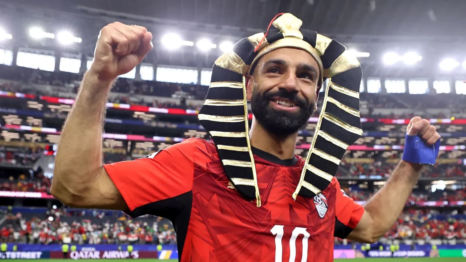 Joueur célébrant avec un chapeau de pharaon