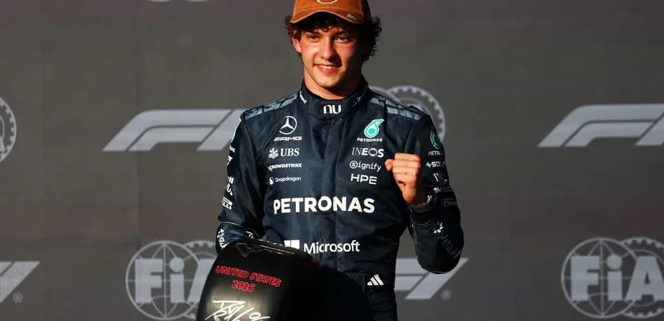 Pilote de Formule 1 célébrant avec un pneu