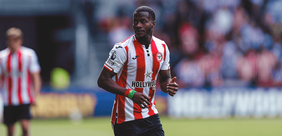 Joueur de Brentford sur le terrain de football