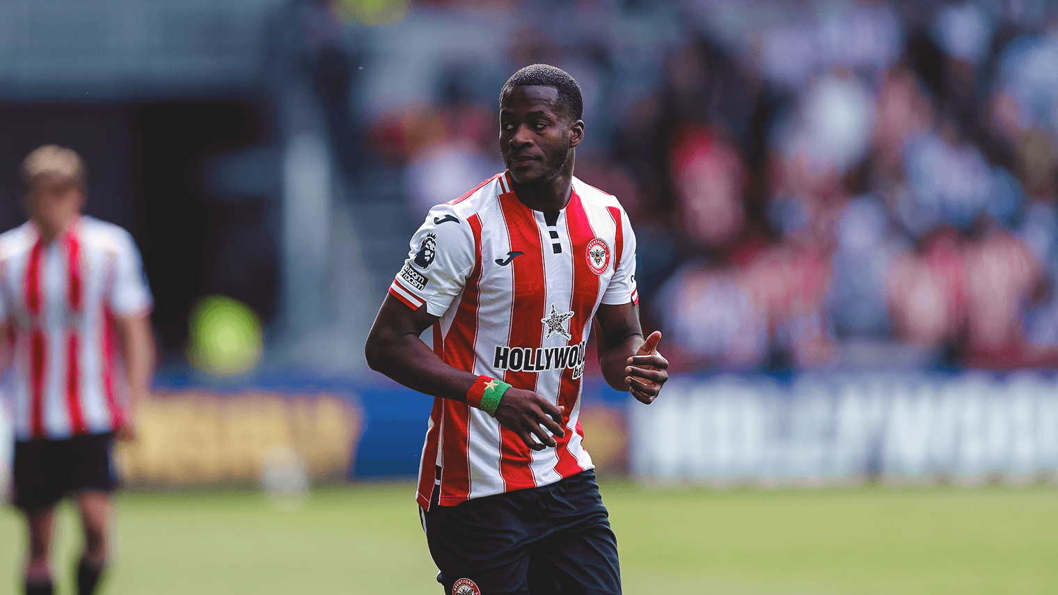 Joueur de Brentford sur le terrain de football