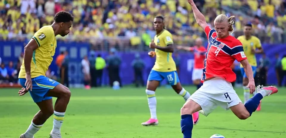 Un joueur brésilien en action contre la Norvège