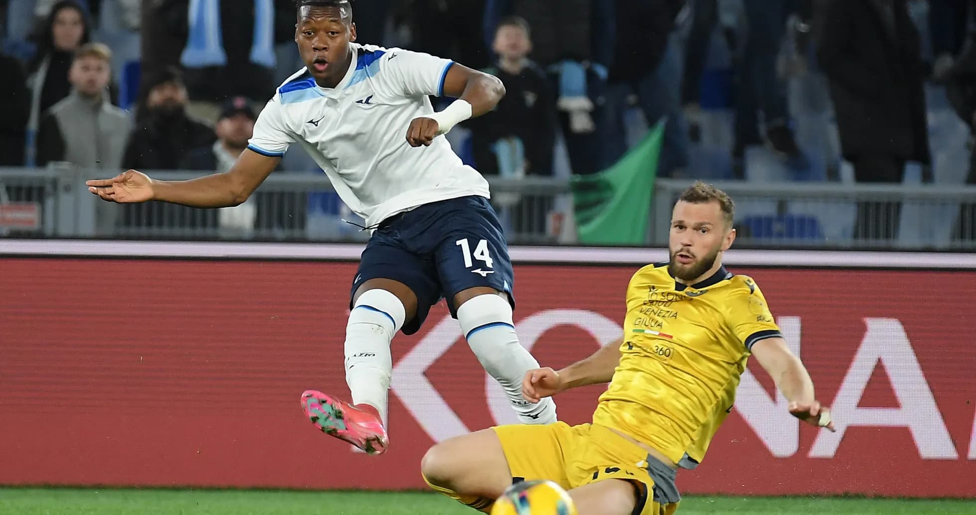 Un joueur de Lazio tombe lors du match