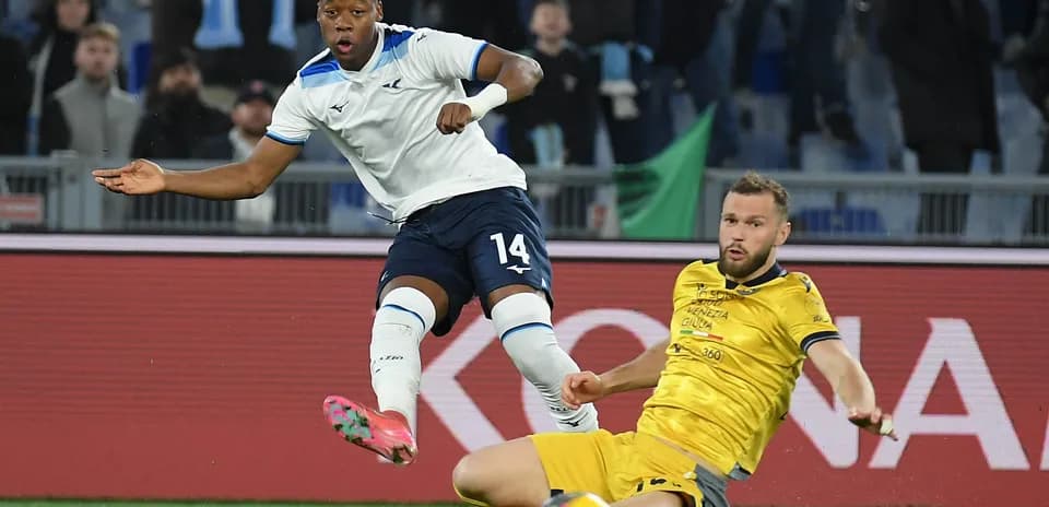 Un joueur de Lazio tombe lors du match