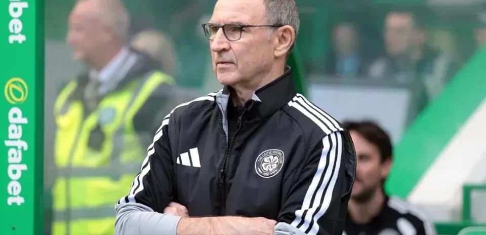 Entraîneur observant le match depuis le banc