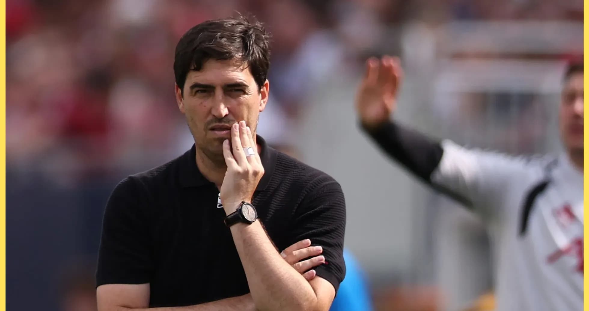 Entraîneur observant le match avec une main sur le visage