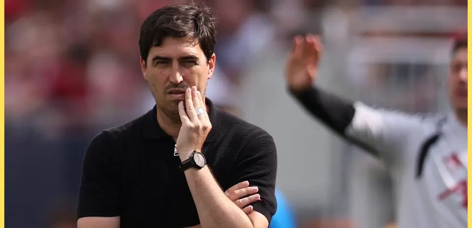 Entraîneur observant le match avec une main sur le visage