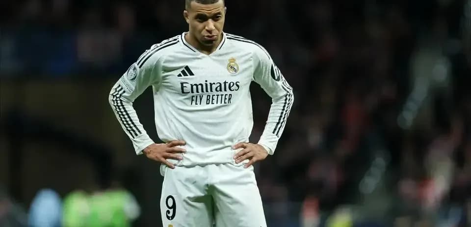 Joueur de Real Madrid avec maillot blanc sur le terrain