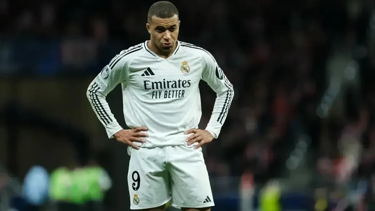 Joueur de Real Madrid avec maillot blanc sur le terrain Joueur de Real Madrid avec maillot blanc sur le terrain