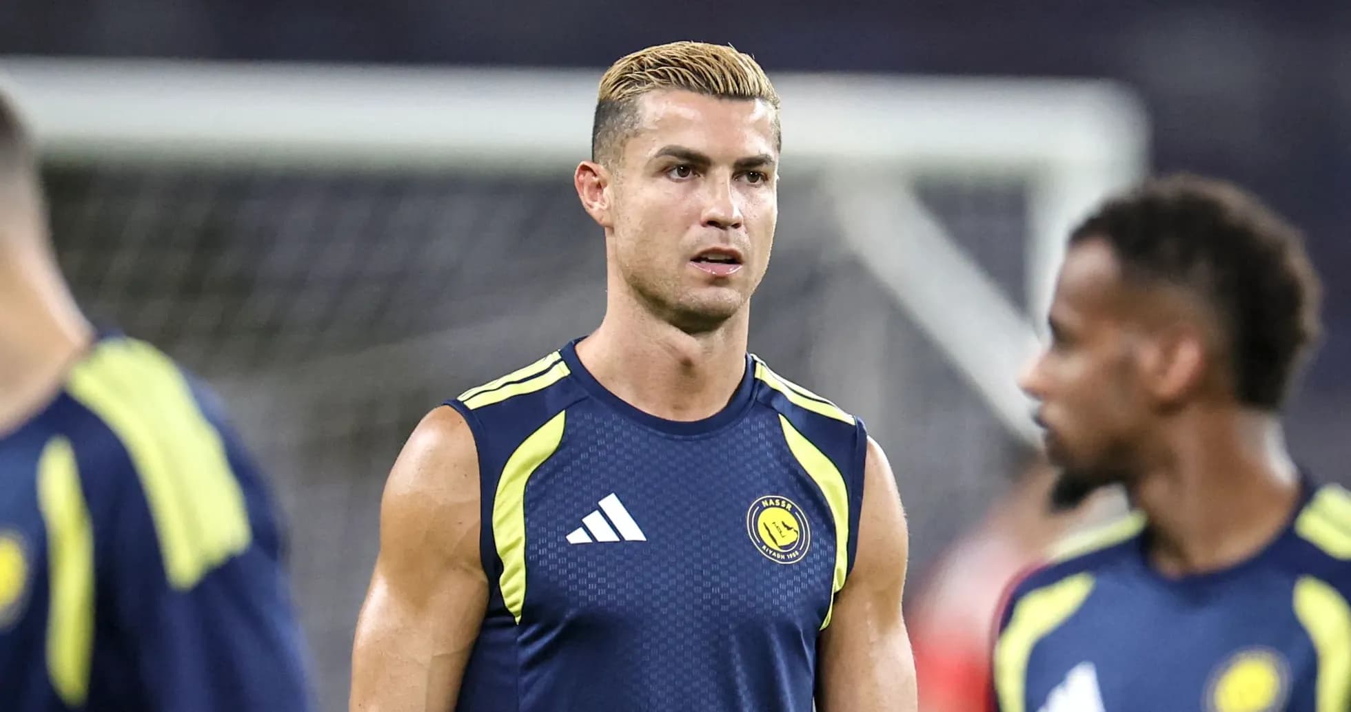Joueur s'entraînant avant le match, maillot bleu