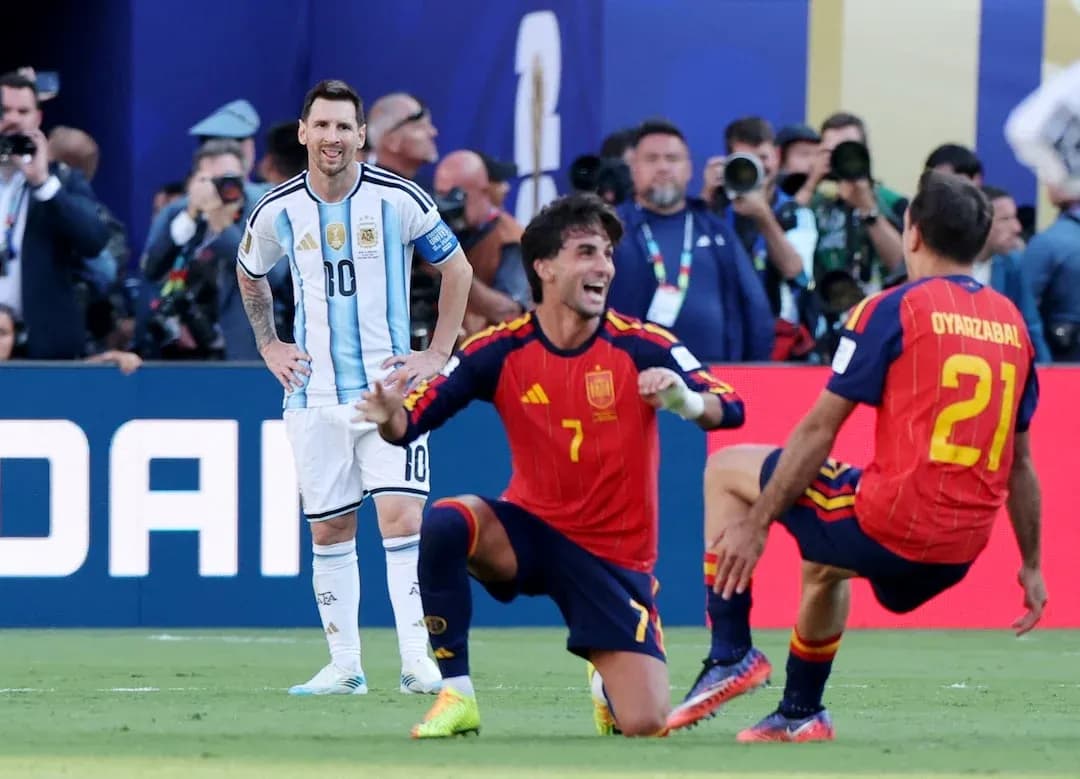 Messi et joueurs espagnols pendant le match