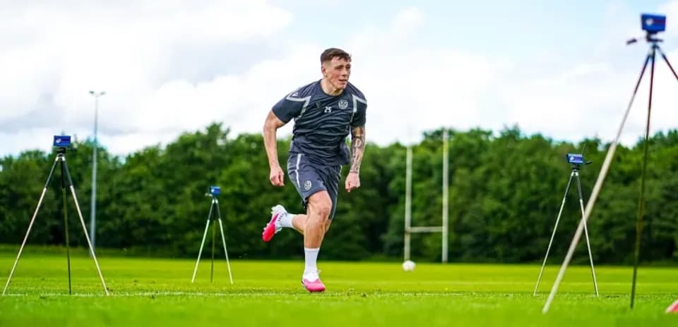Joueur courant sur le terrain d'entraînement