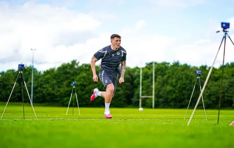 Joueur courant sur le terrain d'entraînement