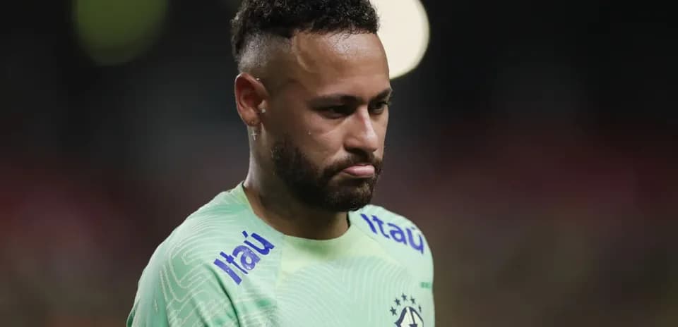 Neymar en tenue de match, regard pensif sur le terrain