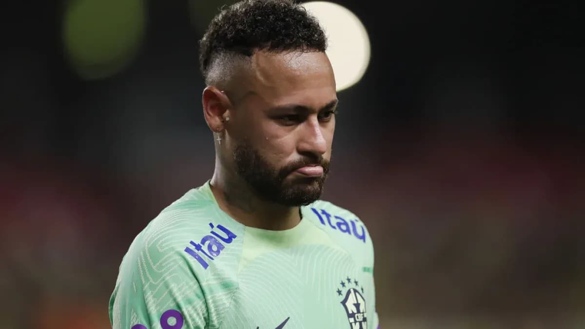 Neymar en tenue de match, regard pensif sur le terrain