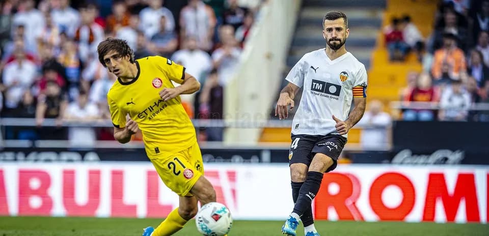 Un joueur de Girona dribbles face à Valencia