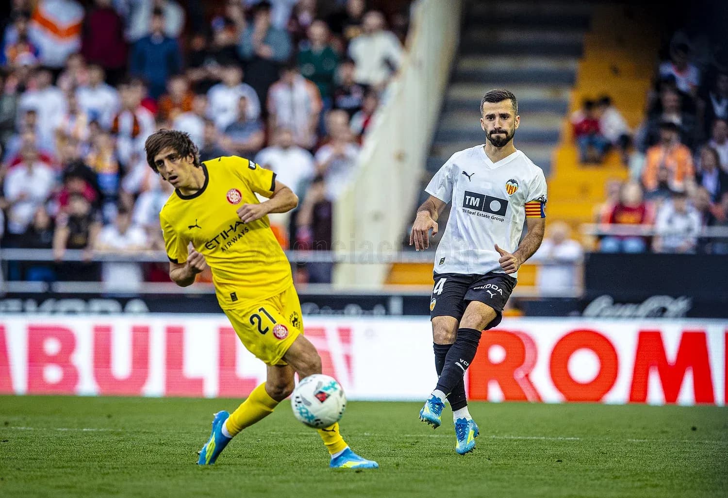 Un joueur de Girona dribbles face à Valencia