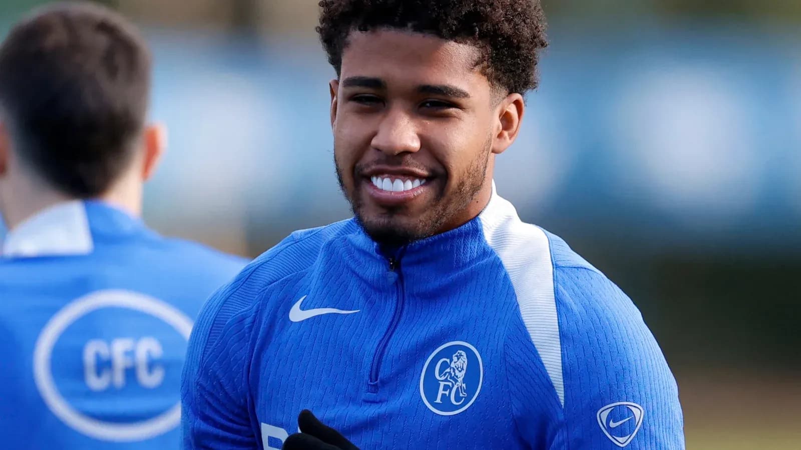 Joueur souriant lors d'un entraînement de l'équipe