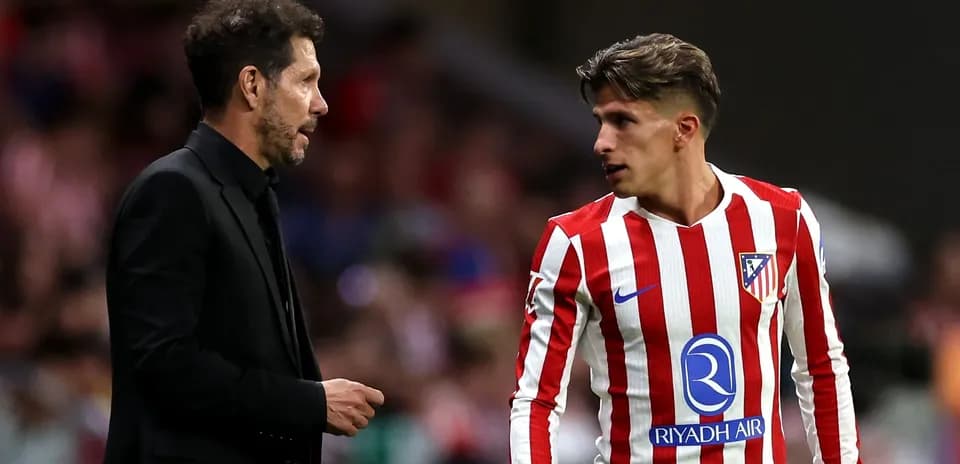 Entraîneur discutant avec joueur d'Atlético de Madrid