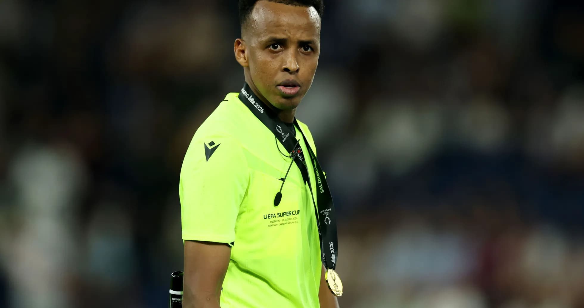 Arbitre en maillot fluorescent avec médaille