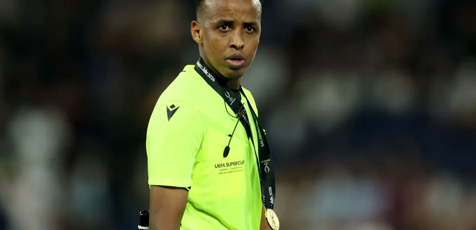Arbitre en maillot fluorescent avec médaille