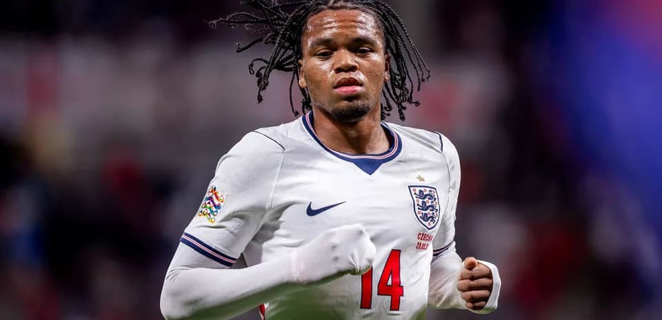 Joueur d'Angleterre en action sur le terrain