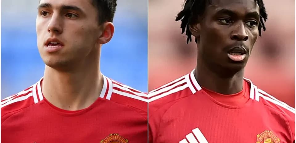 Deux joueurs de Manchester United en tenue rouge