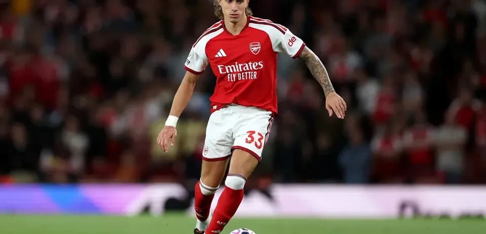 Joueur d'Arsenal en action sur le terrain