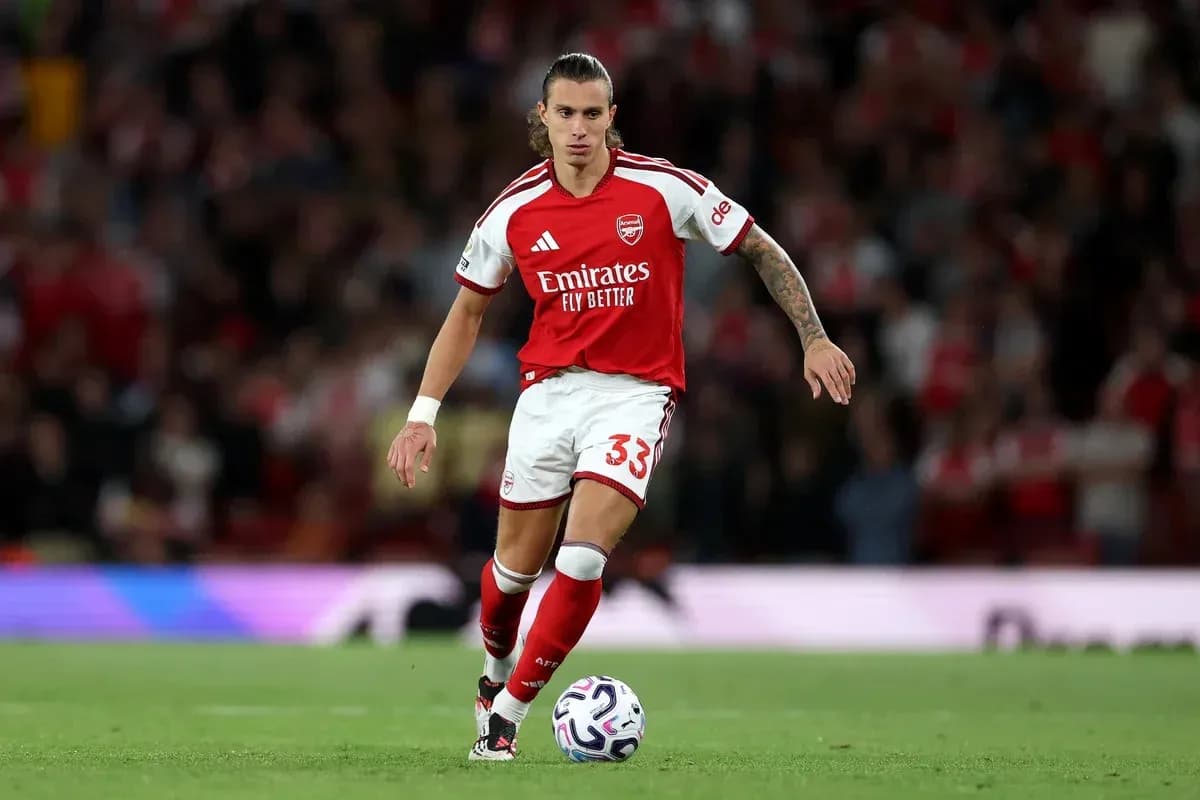 Joueur d'Arsenal en action sur le terrain