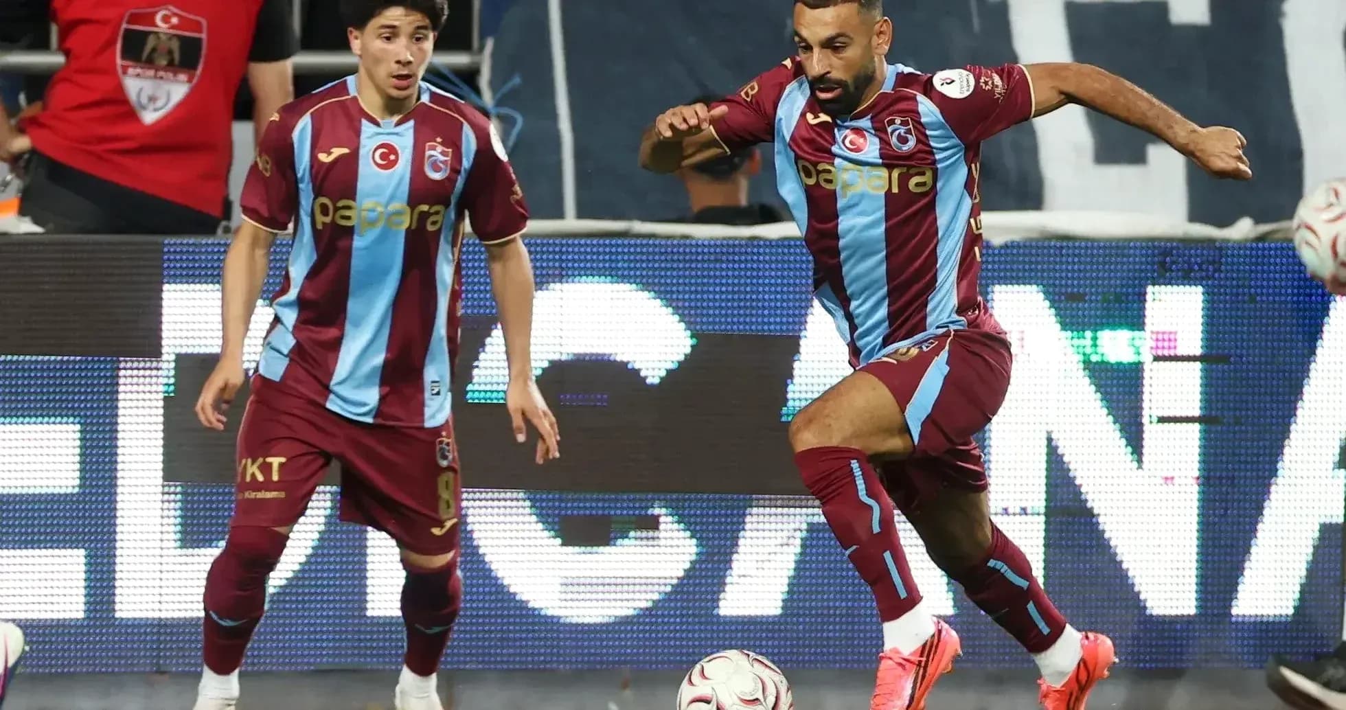 Deux joueurs de Trabzonspor en action