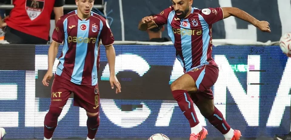 Deux joueurs de Trabzonspor en action