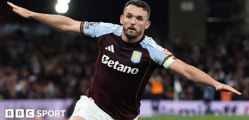 Joueur d'Aston Villa célébrant un but sur le terrain