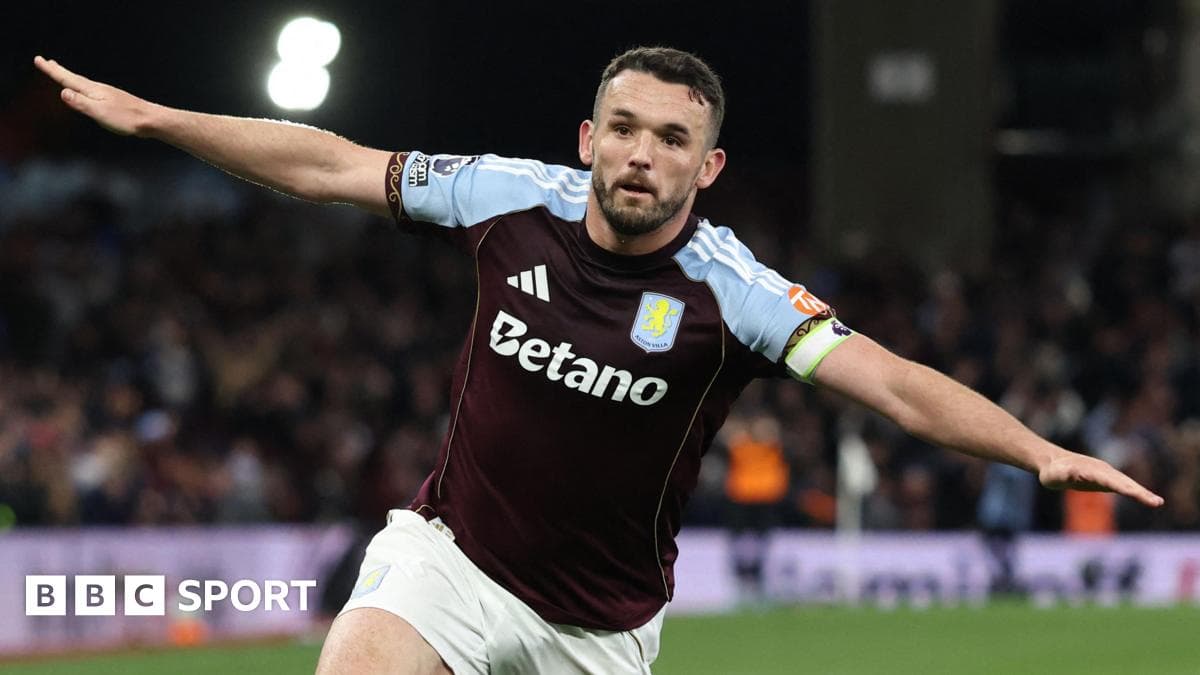 Joueur d'Aston Villa célébrant un but sur le terrain