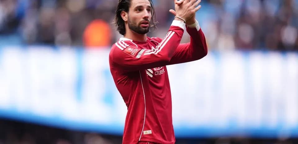 Joueur applaudissant après un match de football