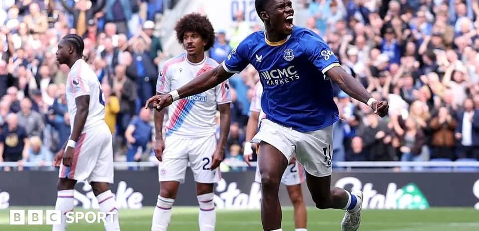 Joueur d'Everton célébrant un but au stade